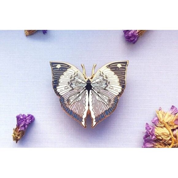 Blue Oakleaf Butterfly Enamel Pin - Gold Plated Nature Jewelry - Garden Brooch - Picture 5 of 8